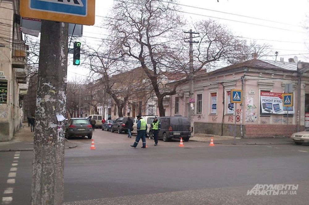На подъезде к Верховному совету АРК движение на дорогах регулировали инспекторы ГАИ.