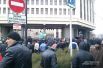 Непосредственно возле входа в здание крымского парламента митингующие скандировали «Украина!».