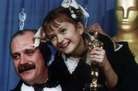 Актёры фильма «Утомлённые солнцем» Никита Михалков и его дочь Надя c «Оскаром» за лучший иностранный фильм. 1995 год.