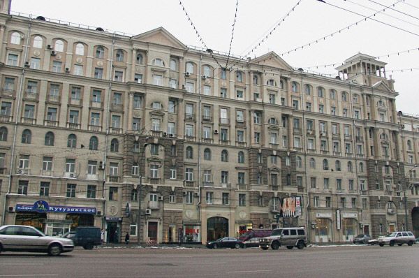 В доме 26 по Кутузовскому проспекту в 50-х годах проживало несколько первых лиц партийной элиты, в том числе Леонид Брежнев и Юрий Андропов.