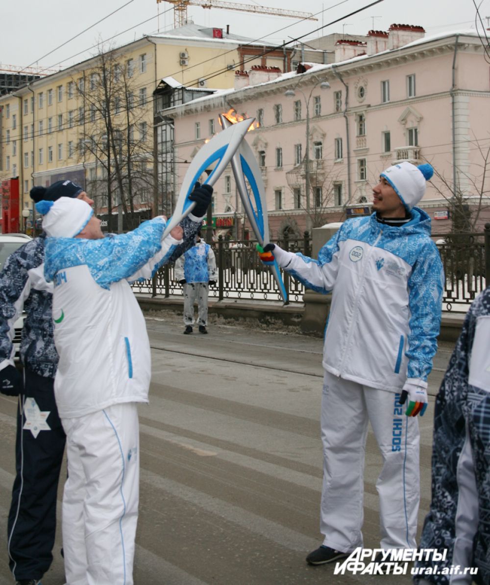 На этапах эстафеты факелоносцы передавали огонь друг другу.