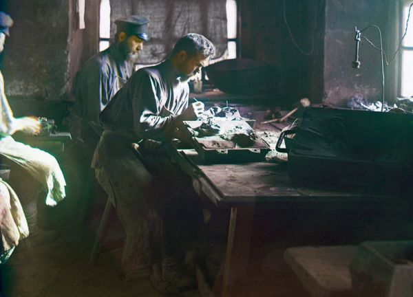 Рабочие на заводе в Касли, 1910 год.