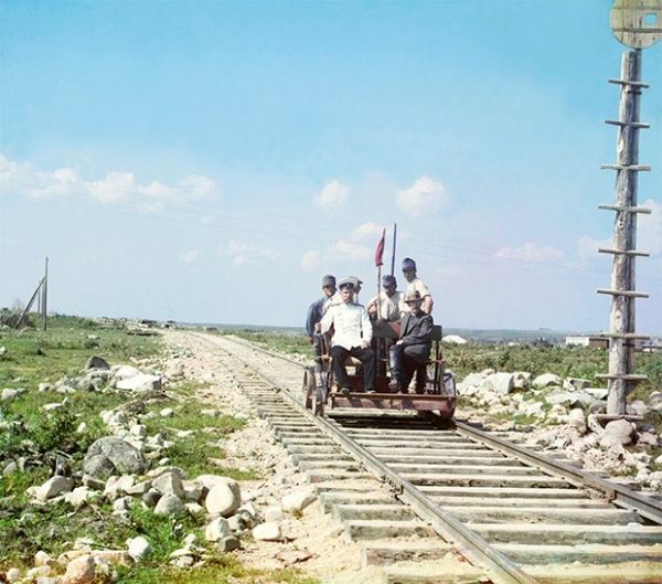 На дрезине недалеко от Петрозаводска на Мурманской железной дороге. 1916 год.