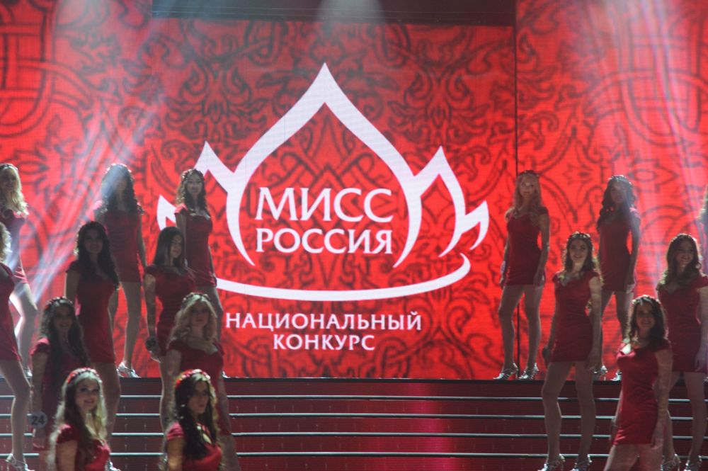 В первом туре 50 конкурсанток вышли на сцену в красных платьях и венках из живых цветов.