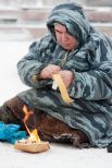 Огонь Паралимпиады добыли древним, традиционным способом коренных народов Севера. Для этого понадобился кожаный ремешок и несколько деревянных палочек.