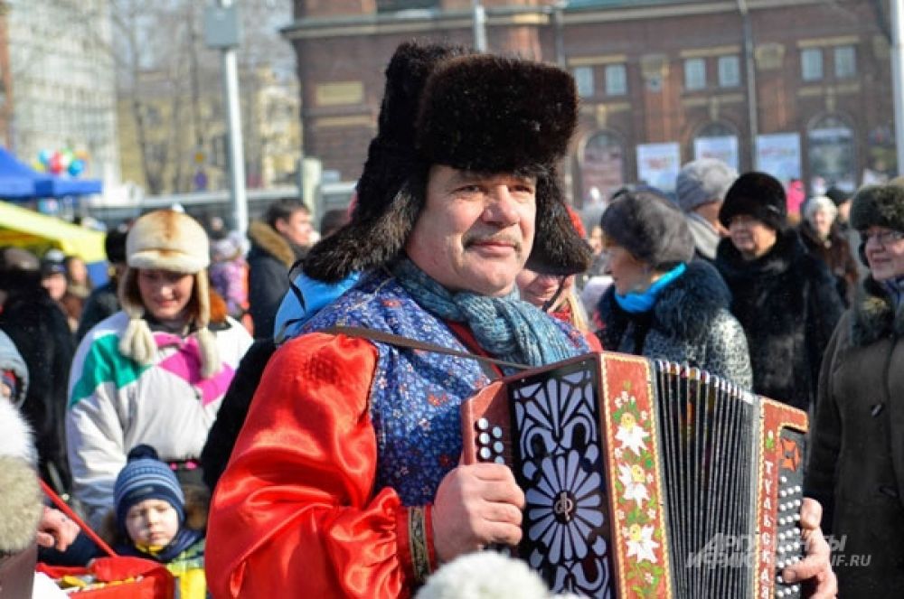 Зиму провожали народными песнями.