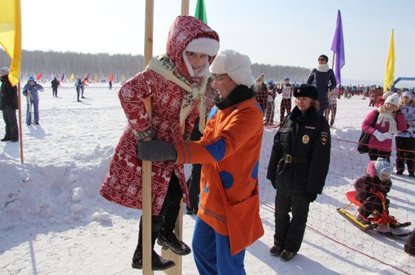 На лыжных соревнованиях можно было поучаствовать в других народных забавах.