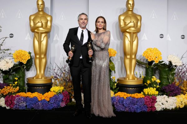 Альфонсо Куарону награду вручала Анджелина Джоли.