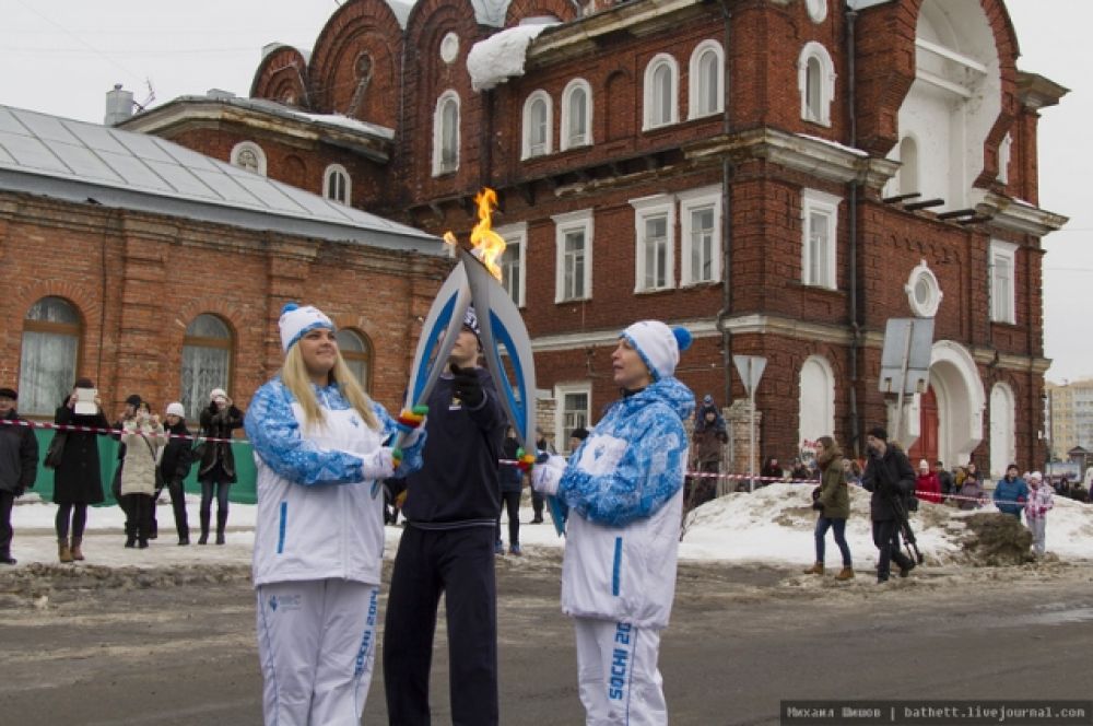 12 факелоносцев пронесли паралимпийский огонь в Архангельске.