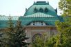 Вход в дом украшен позолотой