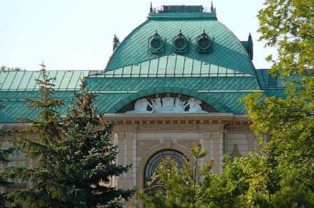 Вход в дом украшен позолотой