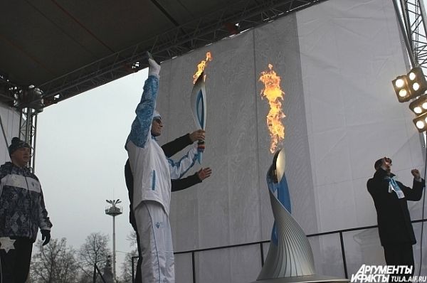 Зажжение Чаши Олимпийского огня на площади Ленина.