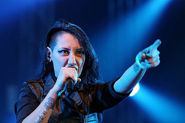 Солистка рок-группы Louna Лусинэ Геворкян во время концерта в Санкт-Петербурге. 2013 год.