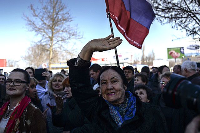 Жители Севастополя на митинге. 