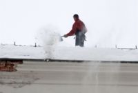 Снег с крыши УК должна убирать по мере необходимости.