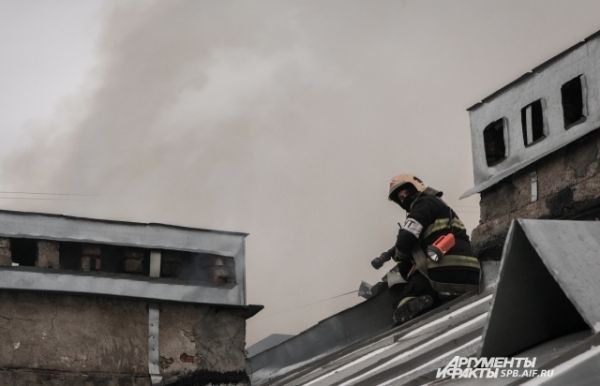 Руководство службы пожаротушения участвует в тушении сложных пожаров наравне с рядовыми пожарными.