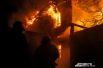 Эвакуированы 16 человек из горящего деревянного многоквартирного дома на Выборгском шоссе.