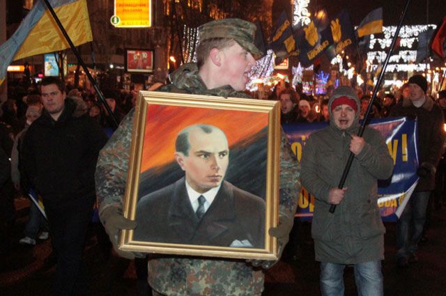 Факельное шествие националистов по Крещатику в честь день рождения своего вождя. Смысл бандеровской символики - красная кровь и чёрная ложь?