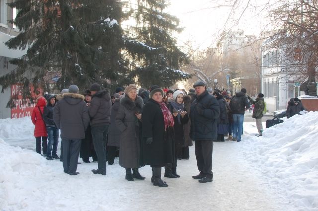 Собрание на улице Валиханова.
