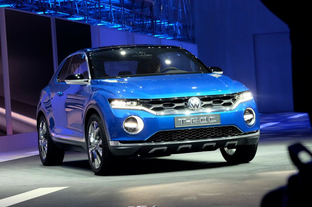 Volkswagen также показал кроссовер T-Roc – эта модель построена на базе автомобиля Golf. Производитель отмечает, что T-Roc обладает откидывающейся крышей и утверждает, что концепт сочетает в себе качества кроссовера и кабриолета.