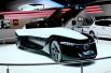 Экстравагантную новинку показал Nissan. BladeGlider представляет собой прототип трехместного спорткара с электродвигателем. Nissan планирует запустить машину в серийное производство в 2017 году.