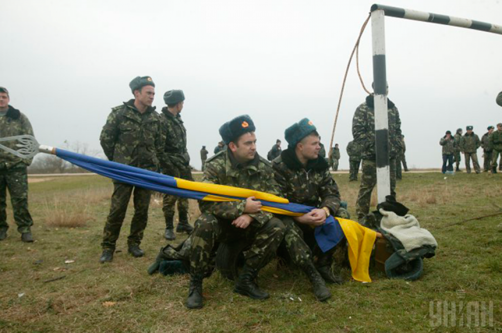 За матчем наблюдали как бойцы украинских Вооруженных сил, так и вооруженные люди в форме российского образца