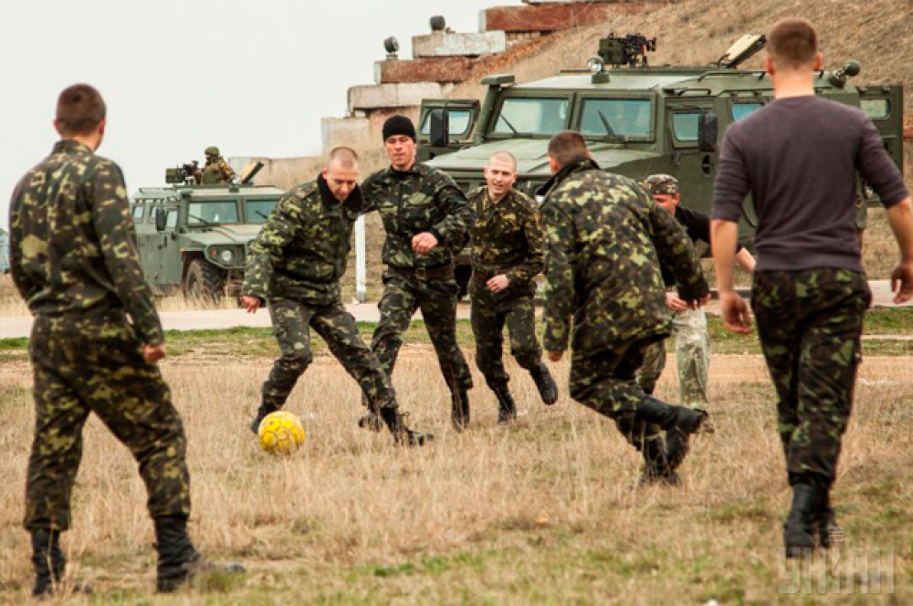 Украинские солдаты в ожидании начала переговоров с вооруженными людьми сыграли в футбол