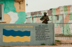 Военный с автоматом на территории «Бельбека» под Севастополем во время блокирования аэродрома неизвестными