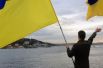 Фрегат приветствовали представители украинской и татарской общин с национальными флагами