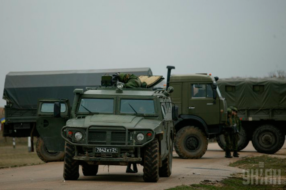 Люди в форме у военной техники с российскими номерами во время блокирования аэродрома «Бельбек»
