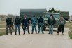 Люди, блокирующие украинских военнослужащих в Бельбеке