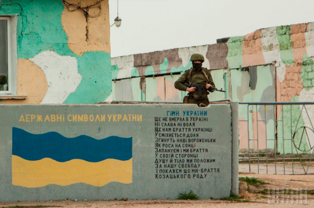 Военный с автоматом на территории «Бельбека» под Севастополем во время блокирования аэродрома неизвестными