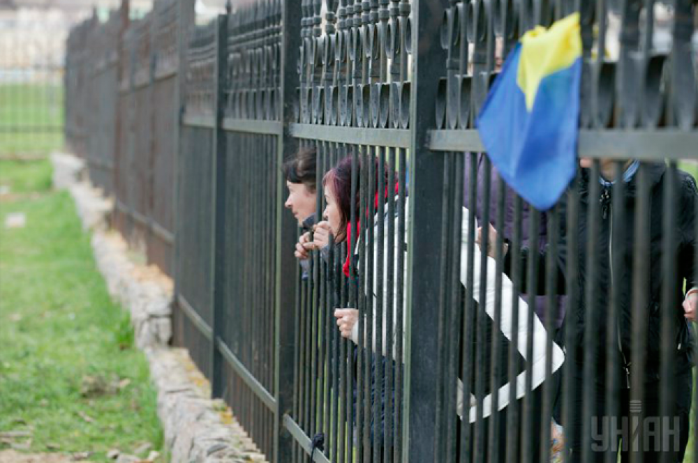 Жены, сестры и матери украинских военнослужащих пришли поддержать родных, которые дислоцируются в Бельбеке