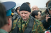 Украинский офицер и неизвестный человек в камуфляже ведут переговоры. Аэродром «Бельбек» (Севастополь)