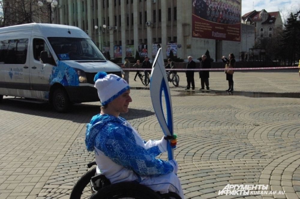 Чемпион Паралимпиады в Лондоне Владимир Кривуля готовится принять факел.