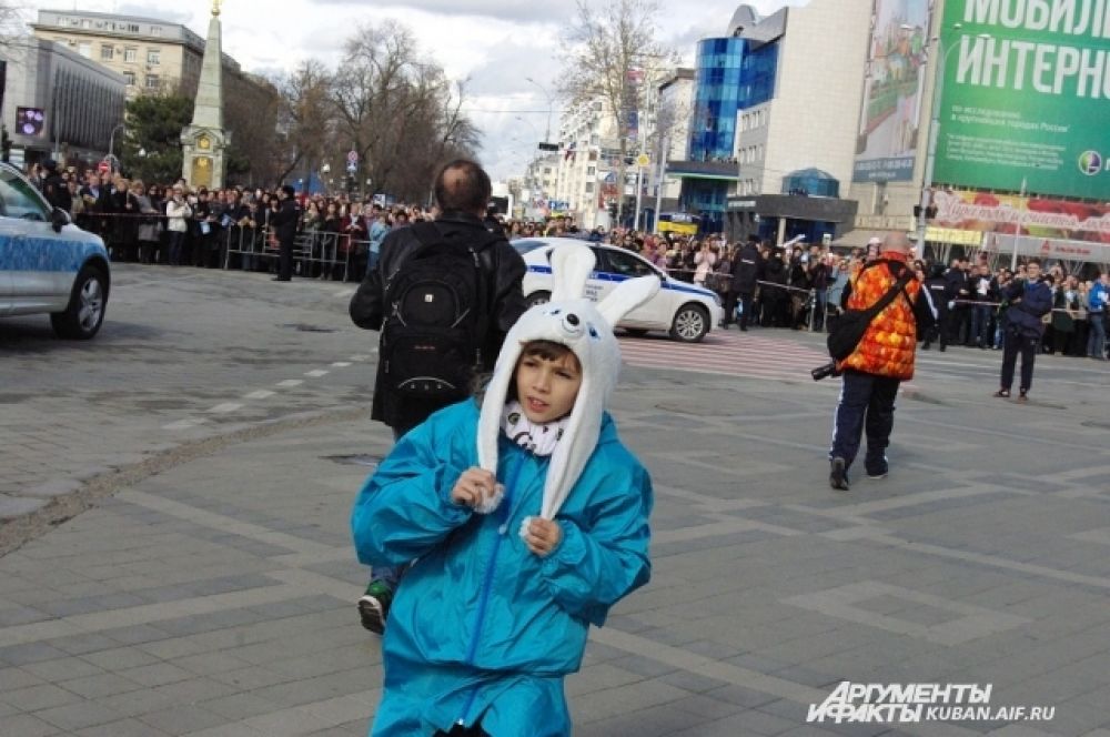 На Театральной площади концерт в честь Эстафеты начался в 14 часов.