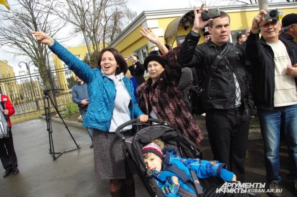 Михаила Ещенко приветствуют дочь с внуком.