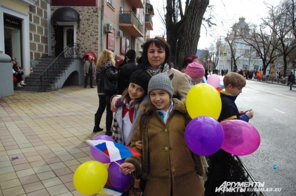 Ученики и педагоги краснодарской СОШ № 8 пришли поддержать факелоносца Владимира Кривулю, бывшего выпускника этого учебного заведения.