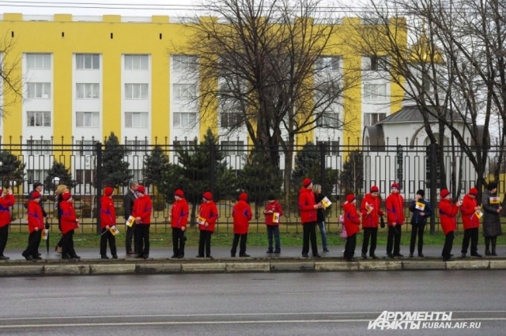 А сами кадеты выстроились вдоль дороги и ждут факелоносца.