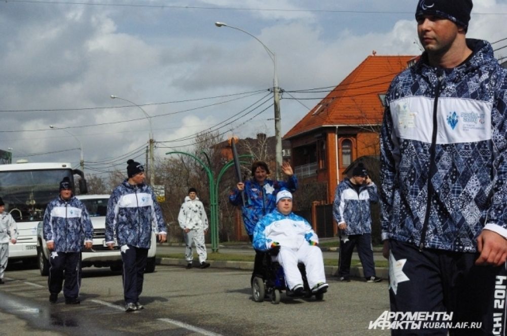 Когда факелоносцем становится колясочник, кортеж Эстафеты специально сбавляет скорость.