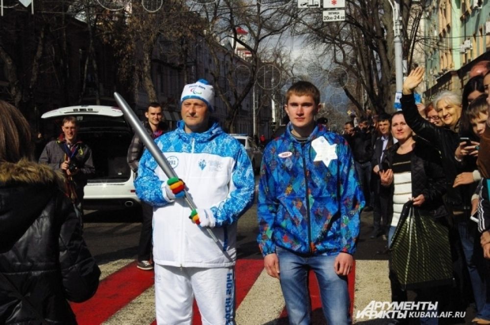 Факелоносец Олег Азаров со своим волонтером.
