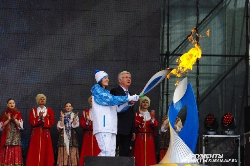 Чемпионка Паралимпиады в Лондоне Лариса Волик зажигает чашу Огня на Театральной площади.