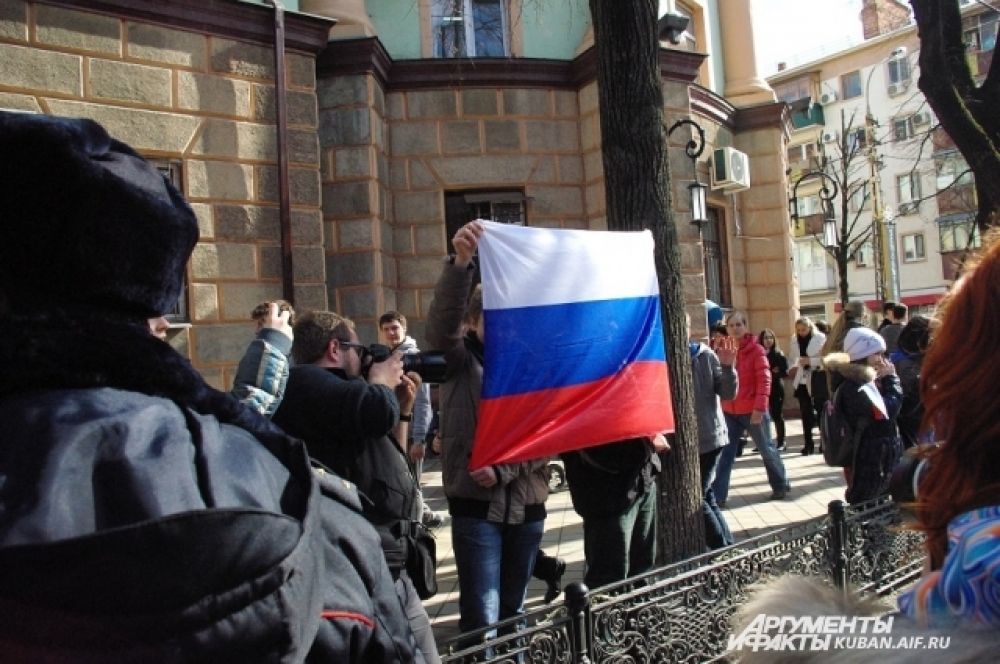 Кто-то даже принес огромное полотнище российского флага.