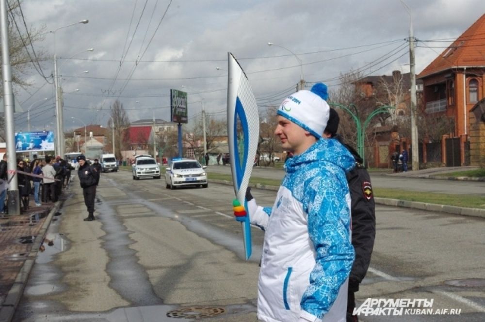 Павлу Потюкаеву приходится настойчиво попросить горожан вернуть ему факел.
