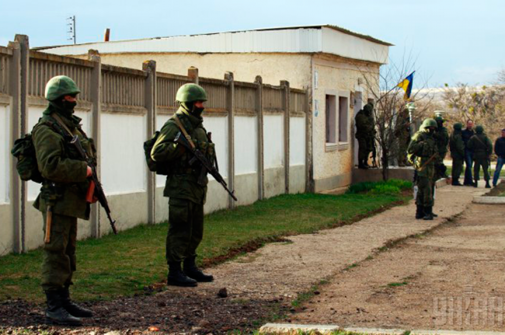 Неизвестные выстроились в ряд у забора 36-й отдельной бригады береговой охраны ВМС Украины