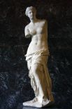 Спустя много веков символом женской красоты стала Венера Милосская. Эта двухметровая статуя была построена примерно между 130 и 100 годами до нашей эры в Древней Греции. Она была найдена на развалинах древнего амфитеатра на острове Милос.