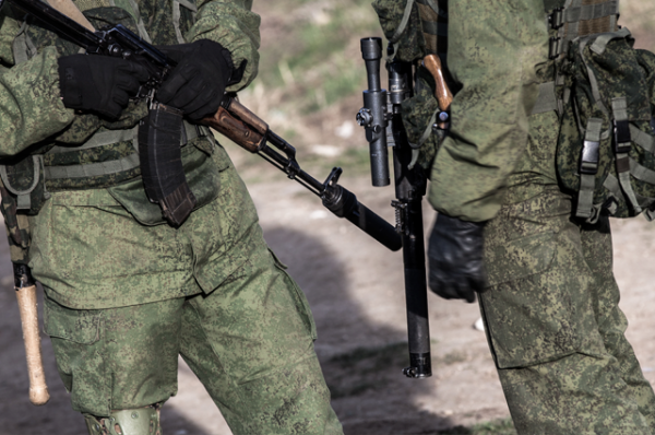 Неизвестные лица, блокирующие воинскую часть в Перевальном, хорошо вооружены