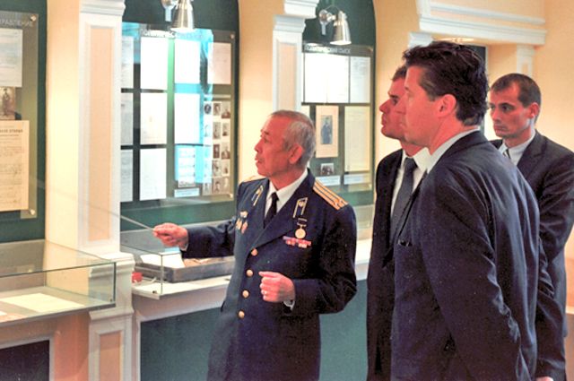 Ровель Кашапов показывает немецким разведчикам экспозицию музея ФСБ