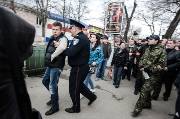 В Симферополе одного из протестующих арестовали во время столкновений противоположных по убеждениям активистов