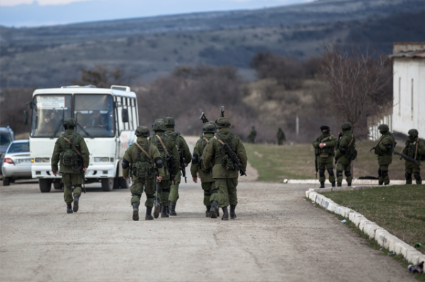 Неизвестные бойцы в полном вооружении до сих пор находятся возле украинской военной базы в Перевальном
